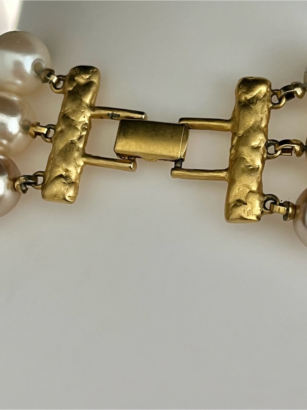 Triple strand cascading cream & champagne tone faux pearl necklace large clasp - Picture 3 of 4